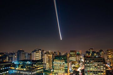 Landingsnadering boven Sao Paulo, Brazilië van Guenter Purin