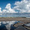 Reflectie wolkenlucht aan zee in Breskens. van Ellen Driesse