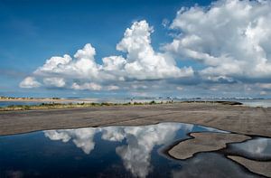 Reflectie wolkenlucht aan zee in Breskens. van Ellen Driesse