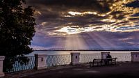 Zonnestralen boven de haven van Siracusa. van Cine Prem thumbnail