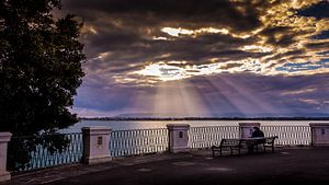 Zonnestralen boven de haven van Siracusa. sur Cine Prem