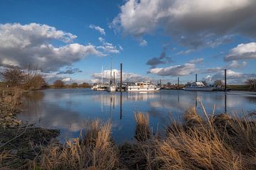 Haven met prachtige wolkenlucht