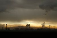 Windmolens in de mist
