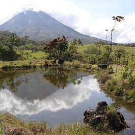 El Arenal volcano in Costa Rica by Linda Vreeswijk