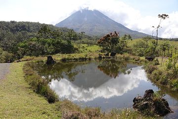 Vulkaan El Arenal in Costa Rica van Linda Vreeswijk