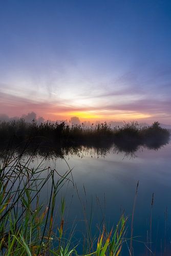 Mistige sfeer bij zonsopkomst in Uffing aan de Ach