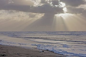 Blick auf die untergehende Sonne über der Nordsee von Ronald Smits