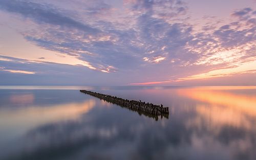 Les bornes dans l'IJsselmeer près de Hindeloopen dans la province de Friesland, le soir en été. sur Marga Vroom