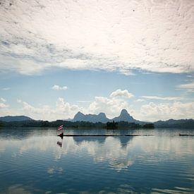 Sur le réservoir dans le parc national de Khao Sok sur Levent Weber