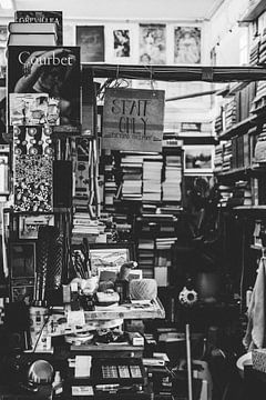 Vintage looking counter in een boekenwinkel van Ken Tempelers