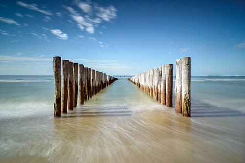 Wellenbrecher am Strand von Domburg VII von Martijn van der Nat