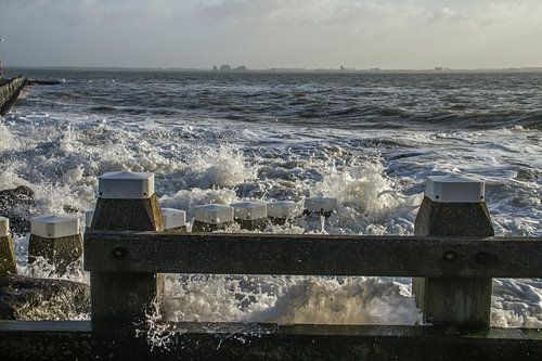 Hoge golven tijdens storm aan de Zeeuwse kust