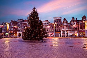 Noël à Amsterdam sur le Nieuwmarkt aux Pays-Bas au coucher du soleil sur Eye on You