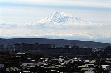 Yerevan and Mount Ararat van Richard Wareham