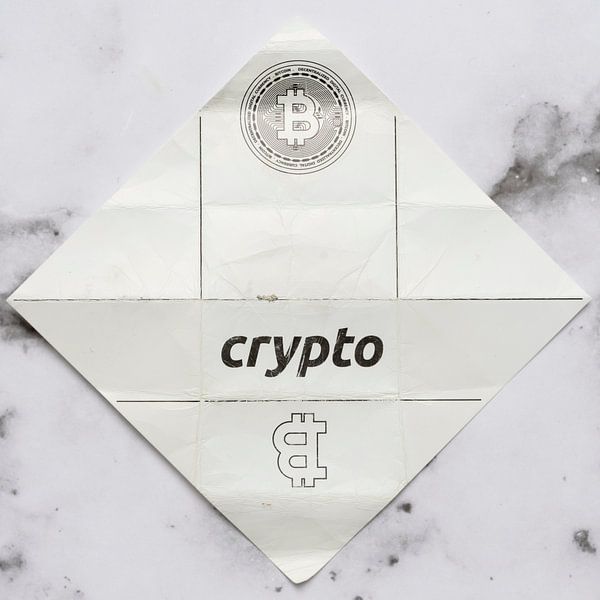 Kabouterpost Crypto op marmer van Floris Kok