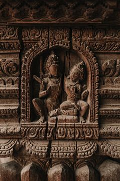 Sculptures en bois de Shiva et Parvati dans un temple au Népal sur Ayla Maagdenberg