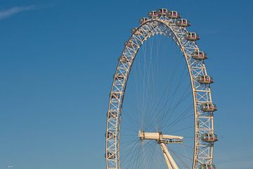 London Eye tegen heldere hemel van Eugenlens