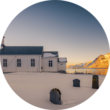 Kerk in Gimsoy op de Lofoten in Noorwegen met oud besneeuwd kerkhof in de winter van Robert Ruidl
