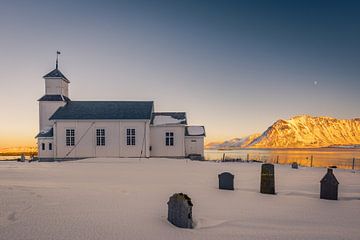 Kirche in Gimsoy auf den Lofoten Inseln in Norwegen mit altem schneebedecktem Friedhof im Winter von Robert Ruidl