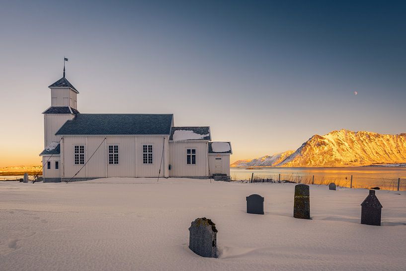 Kerk in Gimsoy op de Lofoten in Noorwegen met oud besneeuwd kerkhof in de winter van Robert Ruidl