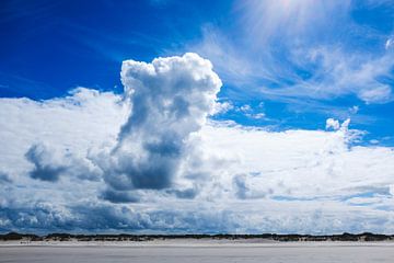 Wolken en strand van Nico van der Vorm
