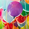 Viele fliegende bunte Luftballons auf einer Party von Denny Gruner