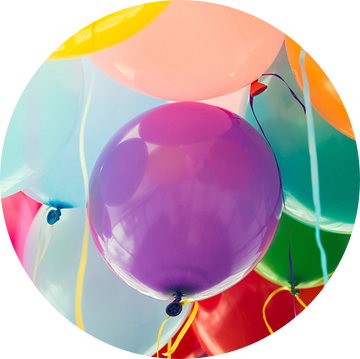 Veel vliegende kleurrijke ballonnen op een feest van Denny Gruner