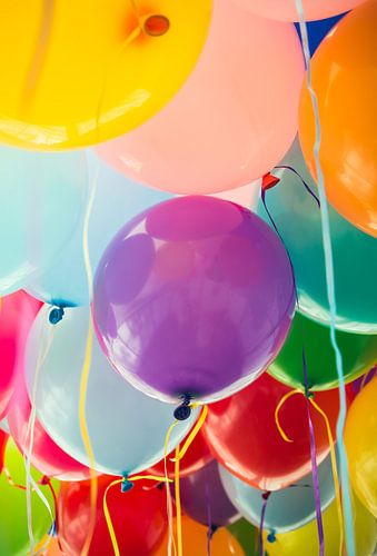 Veel vliegende kleurrijke ballonnen op een feest