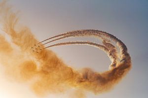Flugschau mit Flugstaffel und Raucheffekt am Himmel
