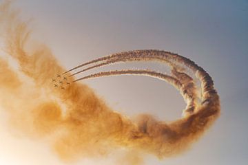 Luchtshow met vliegend eskader en rookeffect in de lucht van Dieter Walther