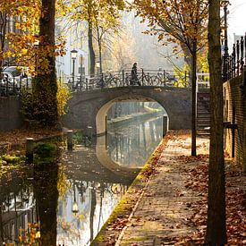 Der Spaziergänger auf der Magdalena-Brücke über die Nieuwegracht in Utrecht (Farbe) von André Blom Fotografie Utrecht