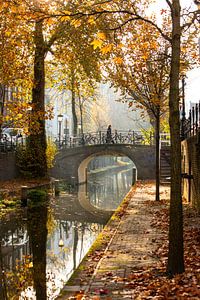 Der Spaziergänger auf der Magdalena-Brücke über die Nieuwegracht in Utrecht (Farbe)