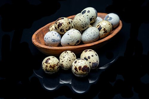 Spiegelende kwarteleitjes - Elegant stilleven