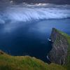 Kliffen en wolken, Faeröer eilanden van Sven Broeckx