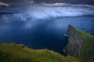 Kliffen en wolken, Faeröer eilanden van Sven Broeckx