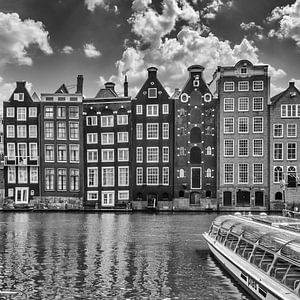 AMSTERDAM Damrak met dansende huizen | Monochroom