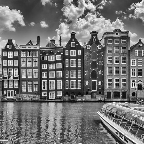 AMSTERDAM Damrak met dansende huizen | Monochroom