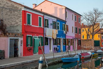 Kleurrijke huizen op eiland Burno naast oude stand  Venetie, Italie