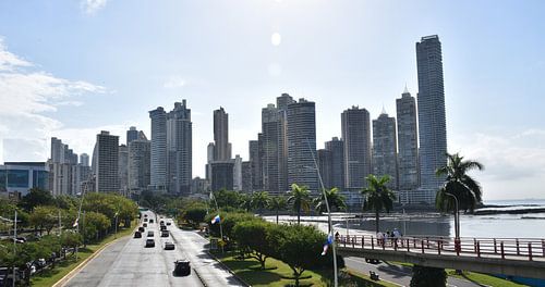 Ein Boulevard der Stadt am Morgen