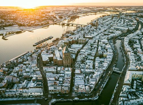 Stadsgezicht Kampen aan de IJssel tijdens een koude winterzonsopgang
