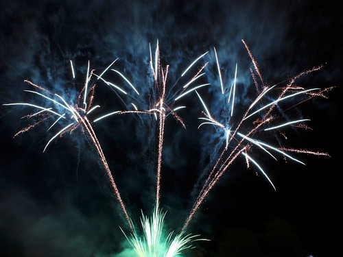 Festliches grünes/blaues/oranges Feuerwerk (lange Verschlusszeit)