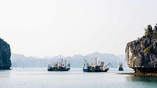 Bateaux de pêche dans la baie de Lan Ha, Vietnam