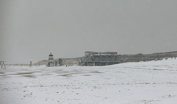 Strandpaviljoen in de sneeuw van Percy's fotografie