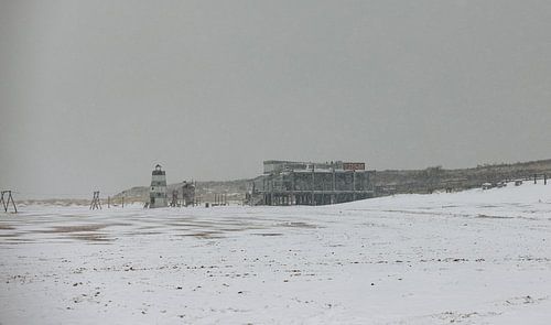 Strandpaviljoen in de sneeuw