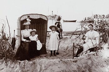A beach chair idyll around 1900