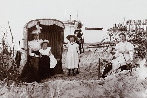 Strandkorb am Meer: Nostalgische Schwarz-Weiß Fotografie