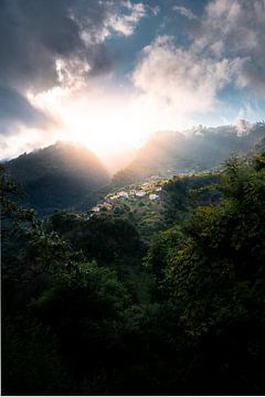 Madeira Village in den Bergen | Sonnenuntergang zwischen den Berggipfeln von Justin T