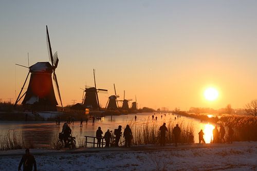 Mit Sonnenaufgang auf dem Schlittschuh am Kinderdijk von Leander Janssen