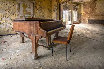 Verlaten Lonely Piano van Frans Nijland