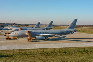 Drei Airbus A330 MRTT auf dem Vorfeld des Flugplatzes Eindhoven.